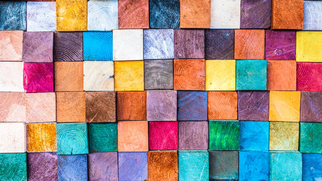des carrés juxtaposés de couleurs variées formant un bel ensemble