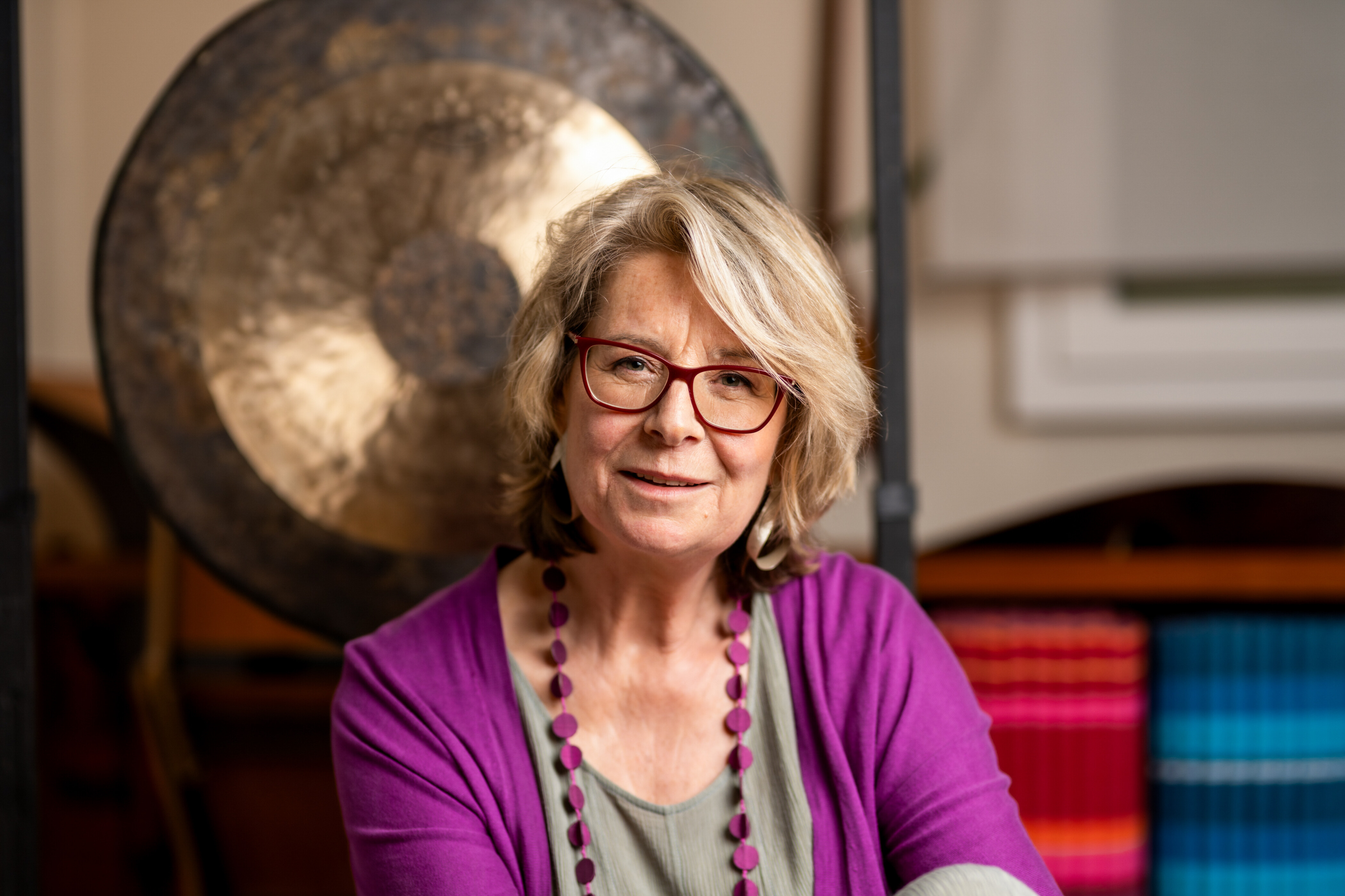 portrait anne bolli devant le gong