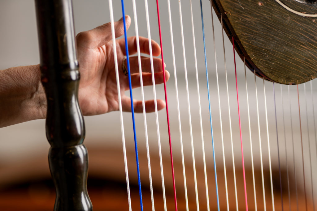 une main qui joue de la harpe